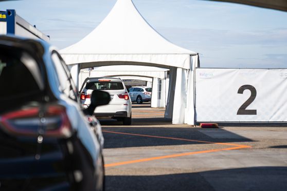 Ein Auto fährt in das Corona Drive-in-Testzentrum.