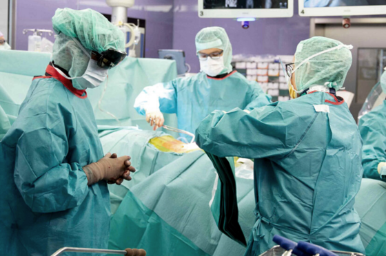 Aufnahme während einer Operation im Operationssaal.