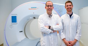 Leiter der Studie zu verbesserten Darstellung der Knochenheilung, Prof. Dr. med. Reto Sutter (links) und Dr. med. Adrian Marth (rechts)
