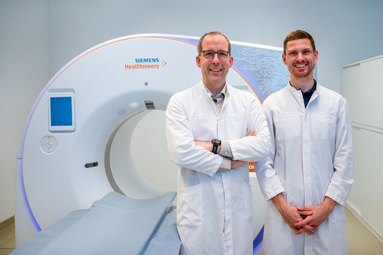Leiter der Studie zu verbesserten Darstellung der Knochenheilung, Prof. Dr. med. Reto Sutter (links) und Dr. med. Adrian Marth (rechts)