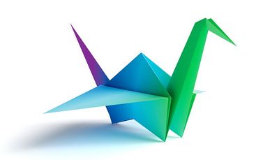 Als visuelles Symbol für unsere Werte steht der Origami-Kranich.